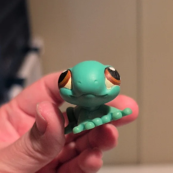 Green and Blue Reptile Figurine Set - Picture 5 of 13